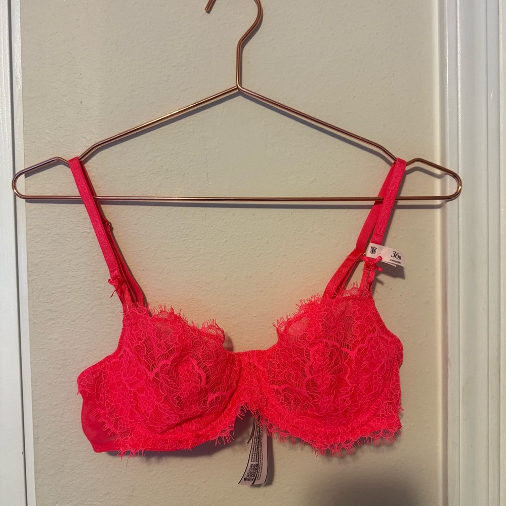 Victoria’s Secret Lace Demi Bra 💖✨ Size 36B